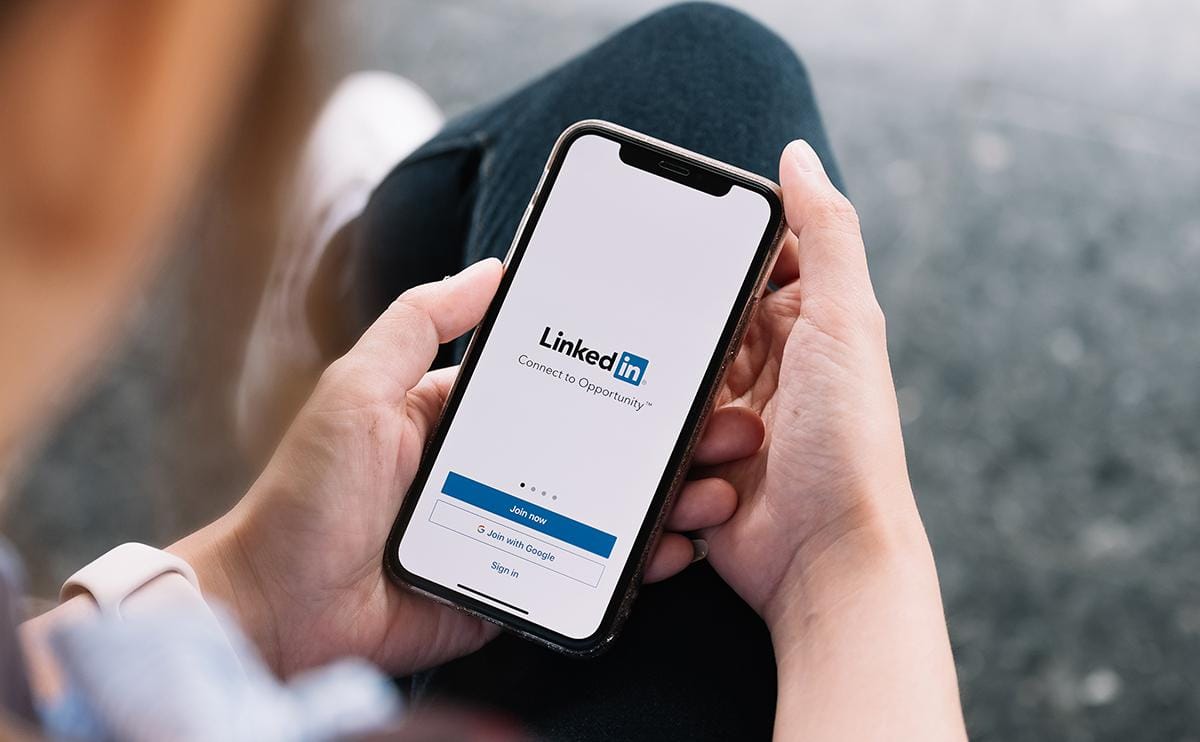 LinkedIn to add AI feature that generates cover letter messages