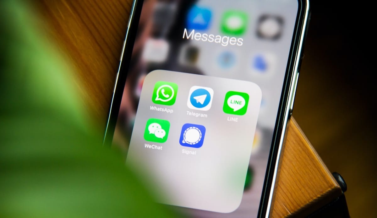 WhatsApp explores cross-app messaging
