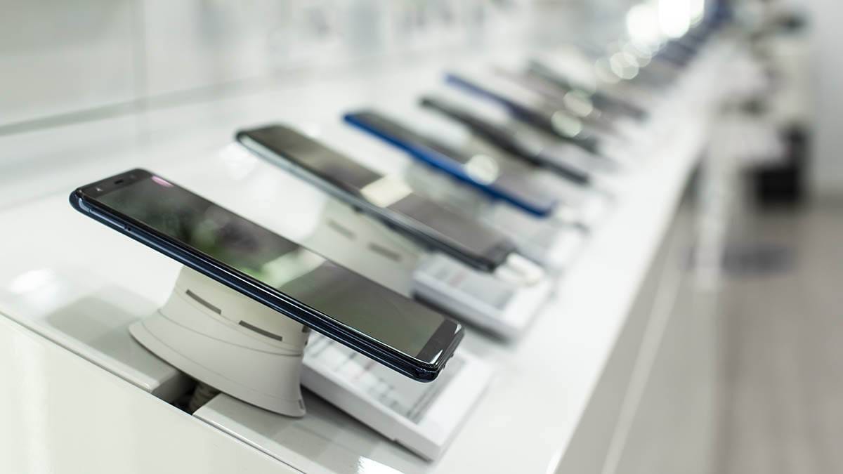 Apple surpasses Samsung in global smartphone shipments for 2023