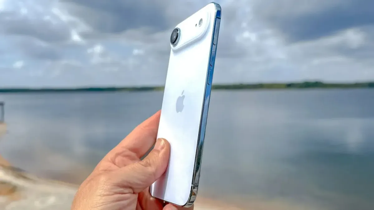 Global retailers cut iPhone Air prices amid weak demand