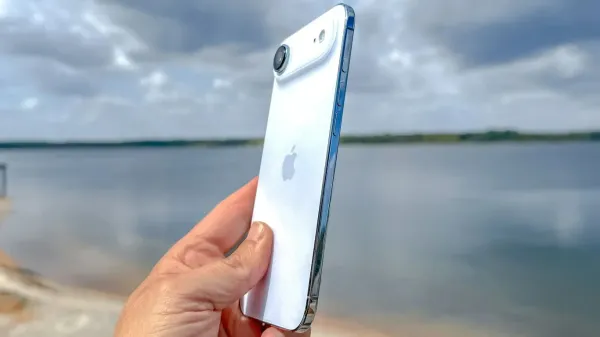 Global retailers cut iPhone Air prices amid weak demand
